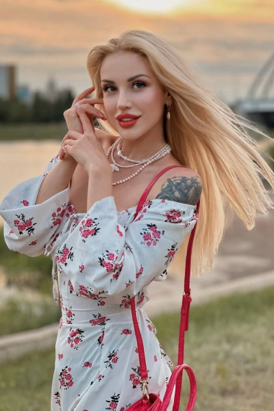 Ekaterina, 33