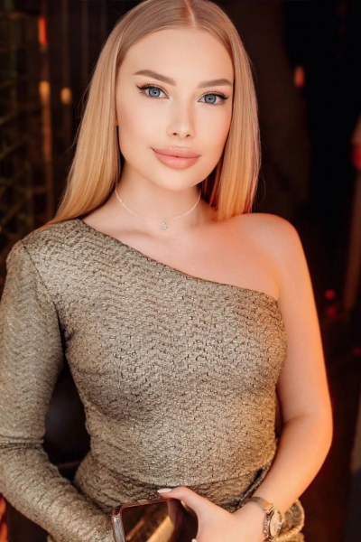 Emiliya, 23