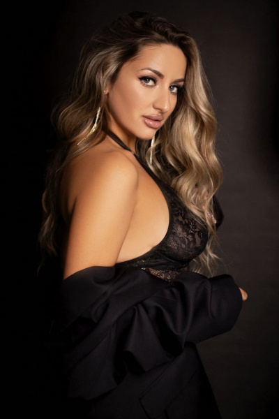 Alina, 32