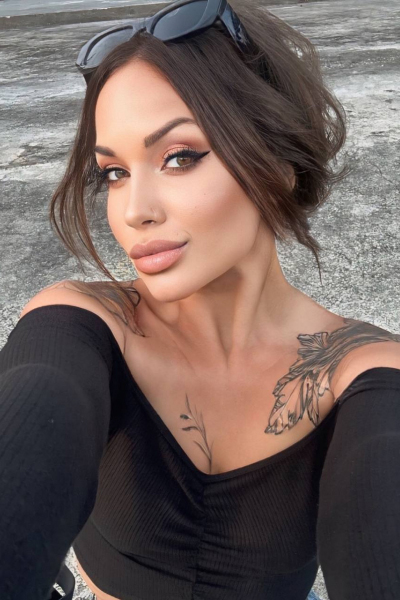 Eva, 33