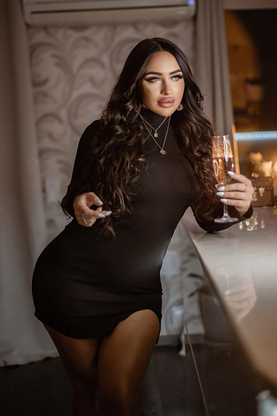 Larisa, 28