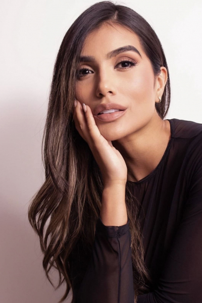 Manuela, 32