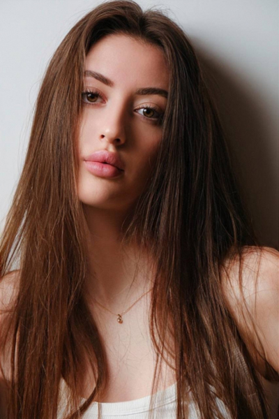 Nadiia, 22